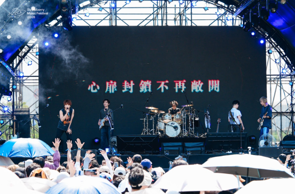 广州草莓音乐节｜Gin Lee李幸倪被晒到黑了几个度！乐队Daze in White差点没带上主唱？