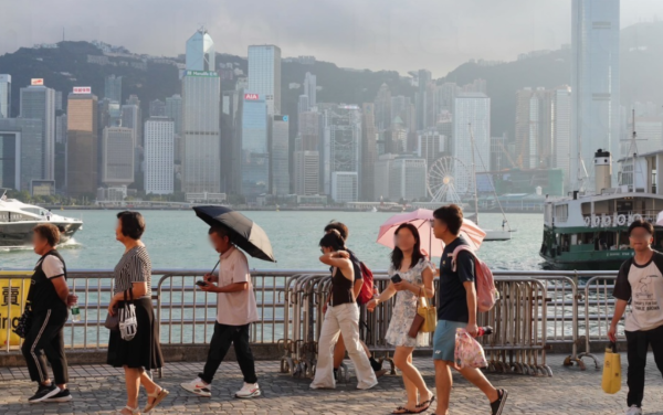港人13大潜规则震惊内地客！小红书热议港式边界感 网友力撑排队忌贴人