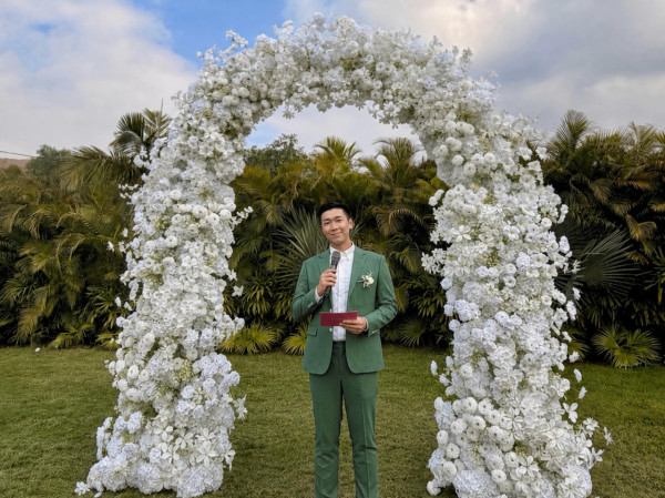 34歲前新聞男主播宣佈婚期！與未婚夫飛加拿大註冊 坦蕩呼籲勿再稱「同性密友」