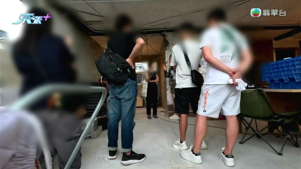 90万血汗钱拿不到！多名装修师傅遭开空头支票拖欠工资 引蛇出洞围捕女老板满口歪理
