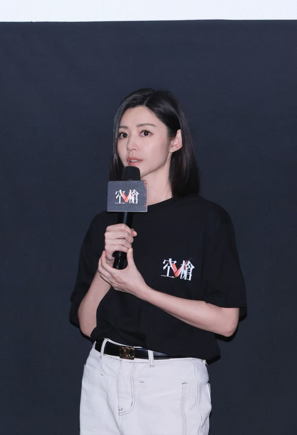 电影《空枪》｜李施嬅首次对戏“紧张到手抖”，卫诗雅怀念90年代无手机的守时