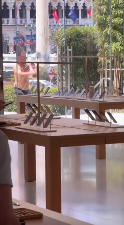 澳門 Apple 店遭赤膊男狂扑 7 錘！不敵天價玻璃門事敗離境【有片】