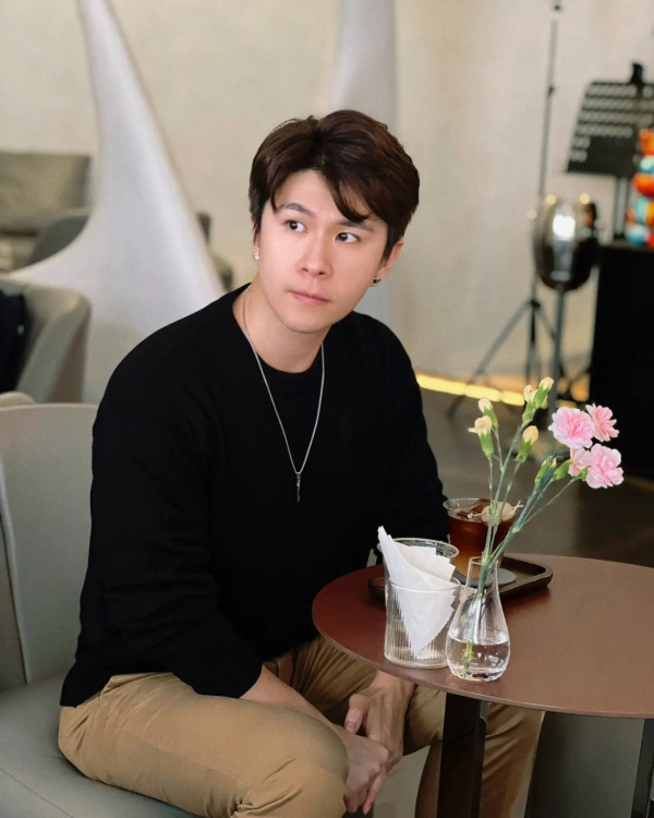 39岁男艺人坦言赚钱不丢人兼职开巴士！放下艺人包袱做司机坚持追梦：只要我不尴尬
