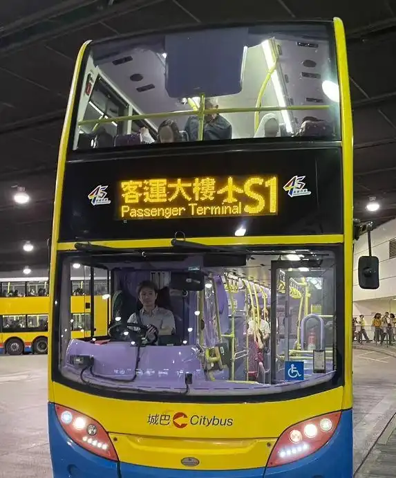 39岁男艺人坦言赚钱不丢人兼职开巴士！放下艺人包袱做司机坚持追梦：只要我不尴尬