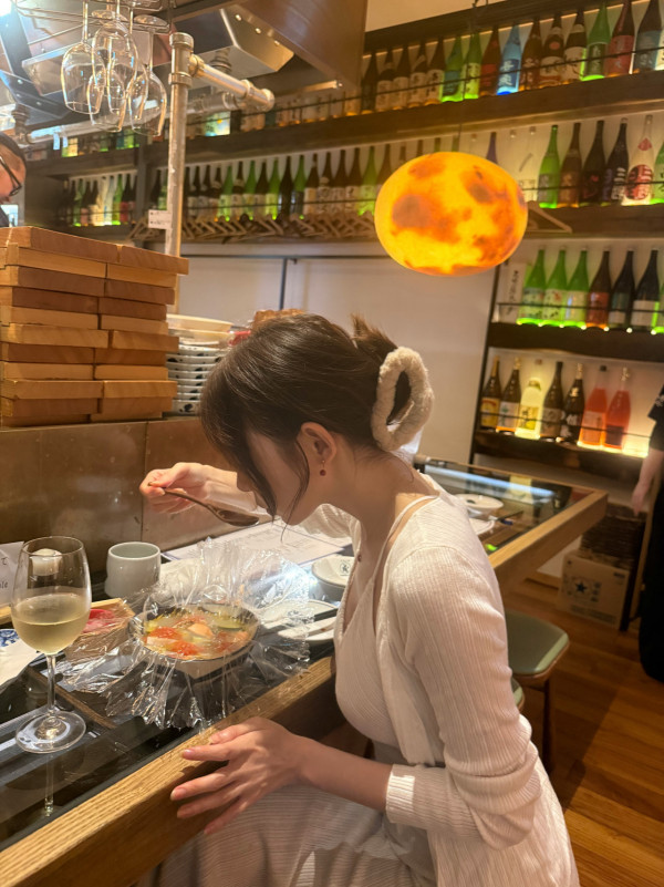 林明禎遊日餐廳透視上衣透黑Bra極犯規！胸前大V字若隱若現睇到網民眼都凸