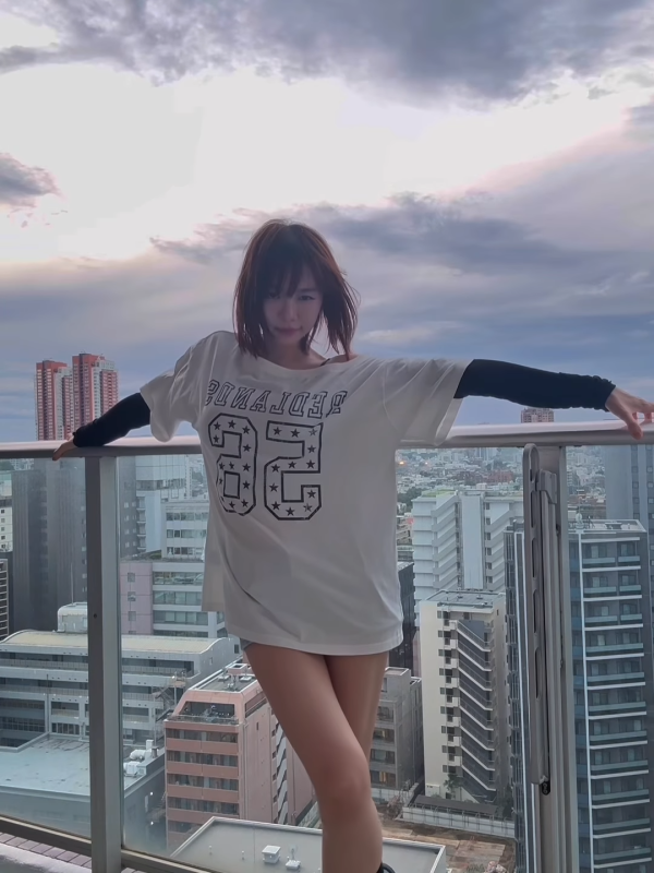 林明禎遊日餐廳透視上衣透黑Bra極犯規！胸前大V字若隱若現睇到網民眼都凸