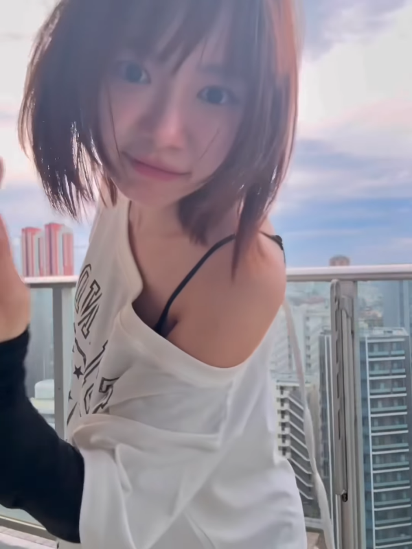林明禎遊日餐廳透視上衣透黑Bra極犯規！胸前大V字若隱若現睇到網民眼都凸
