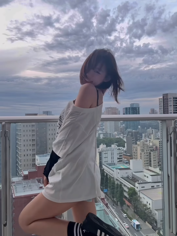 林明禎遊日餐廳透視上衣透黑Bra極犯規！胸前大V字若隱若現睇到網民眼都凸