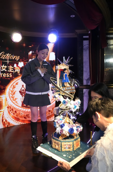 卫诗雅百花奖封后英皇举办庆功宴！杨受成博士亲推蛋糕助兴 众星祝贺场面隆重