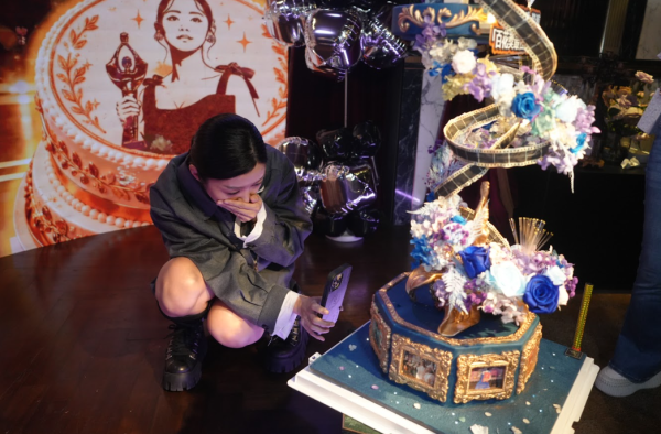 卫诗雅百花奖封后英皇举办庆功宴！杨受成博士亲推蛋糕助兴 众星祝贺场面隆重