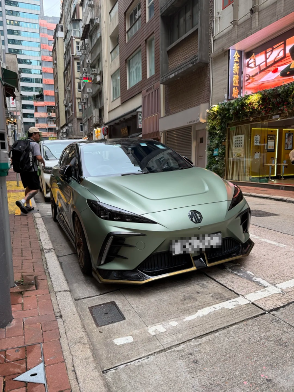 內地遊客發現國產車在港「顏值完勝在內地」 網民熱議：車牌設計與街景成關鍵 