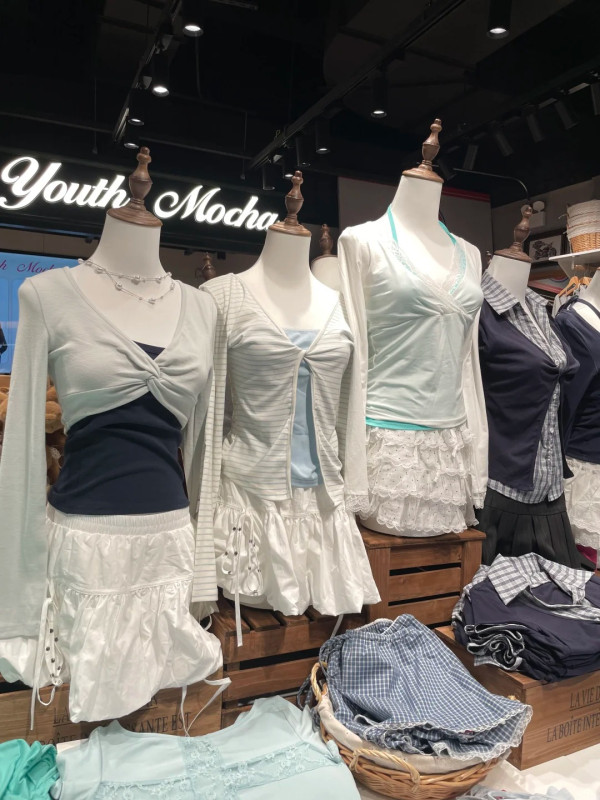 圖片來源:小紅書@Youth Mocha 深圳新開人氣女裝均價百元起地鐵直達!美式復古/甜美日常風、帽子配飾一應俱全