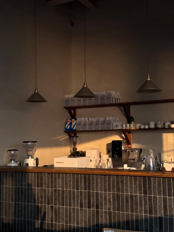 圖片來源:小紅書@dundun🐷 深圳南澳新開獨棟海景Cafe!必試夢幻紫Ube巴斯克蛋糕/玻璃海窗景