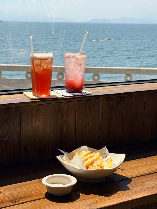 圖片來源:小紅書@咿呀咿呀哟~ 深圳南澳新開獨棟海景Cafe!必試夢幻紫Ube巴斯克蛋糕/玻璃海窗景
