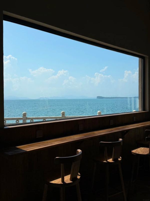 圖片來源:小紅書@咿呀咿呀哟~ 深圳南澳新開獨棟海景Cafe!必試夢幻紫Ube巴斯克蛋糕/玻璃海窗景