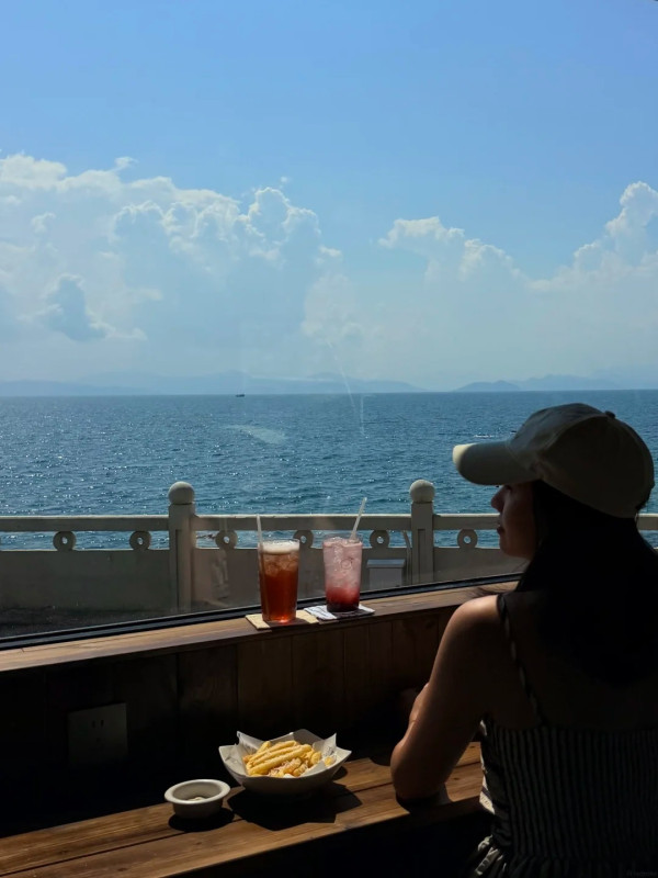 圖片來源:小紅書@咿呀咿呀哟~ 深圳南澳新開獨棟海景Cafe!必試夢幻紫Ube巴斯克蛋糕/玻璃海窗景