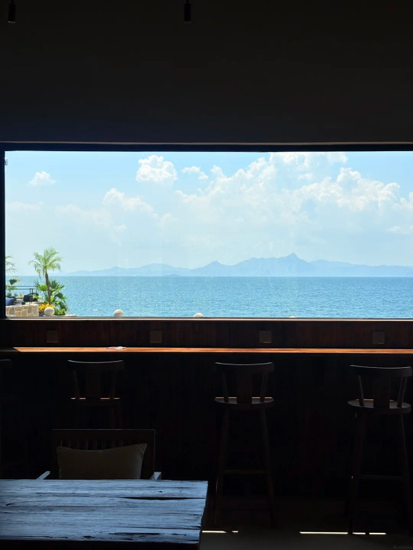 圖片來源:小紅書@三颗芋圆 深圳南澳新開獨棟海景Cafe!必試夢幻紫Ube巴斯克蛋糕/玻璃海窗景