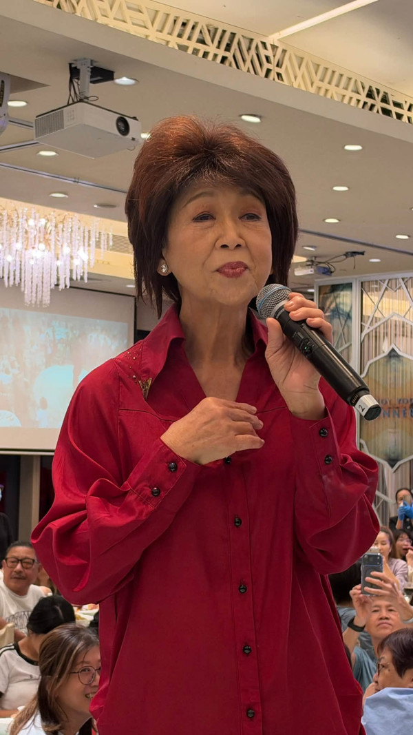 71歲朱咪咪暴瘦後最新近照瘋傳！鬆身衫現身晚宴難遮紙片身材惹網民擔憂