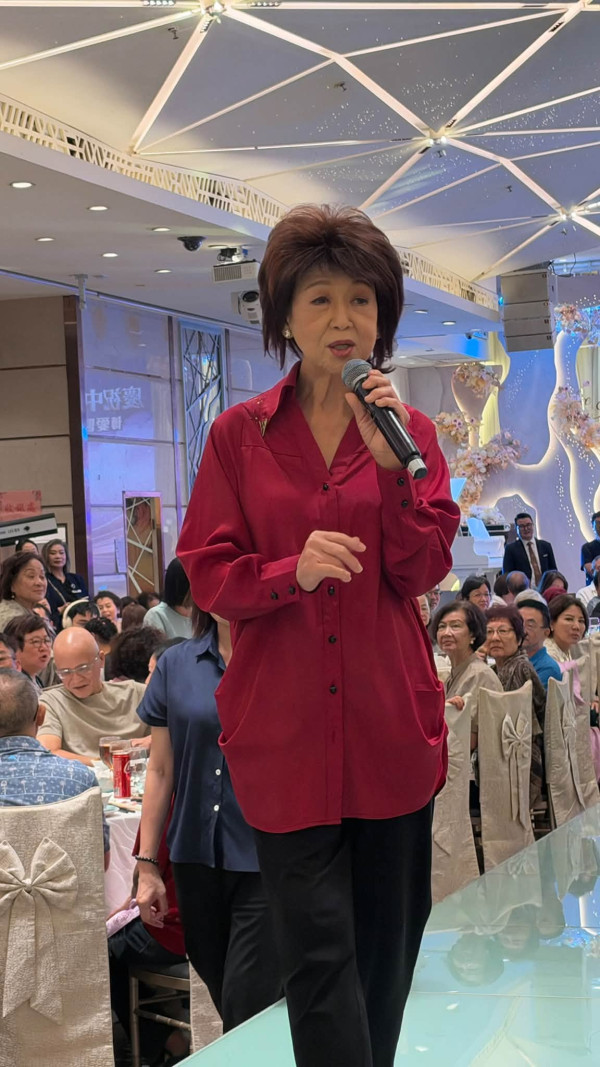 71歲朱咪咪暴瘦後最新近照瘋傳！鬆身衫現身晚宴難遮紙片身材惹網民擔憂