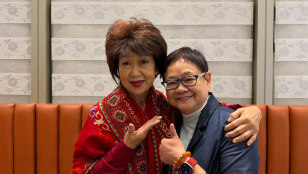 71歲朱咪咪暴瘦後最新近照瘋傳！鬆身衫現身晚宴難遮紙片身材惹網民擔憂