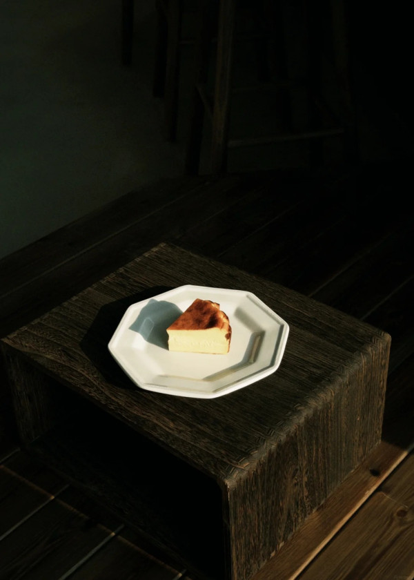 圖片來源:小紅書@dundun🐷 深圳南澳新開獨棟海景Cafe!必試夢幻紫Ube巴斯克蛋糕/玻璃海窗景