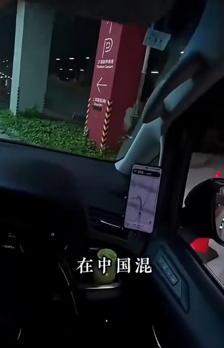 内地男驾粤Z车香港接客！挑衅保安“学下普通话”网民怀疑涉黑工怒斥：美丽新香港