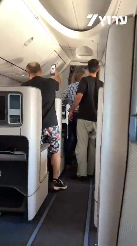飛以色列客機副機師刺傷機長企圖墜機 乘客衝駕駛艙制服疑犯 看電視學拉桿救全機人!