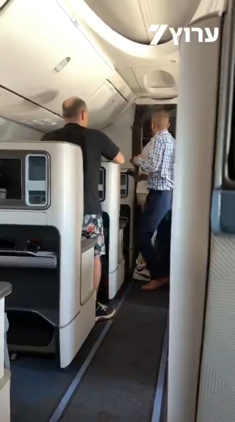 飛以色列客機副機師刺傷機長企圖墜機 乘客衝駕駛艙制服疑犯 看電視學拉桿救全機人!