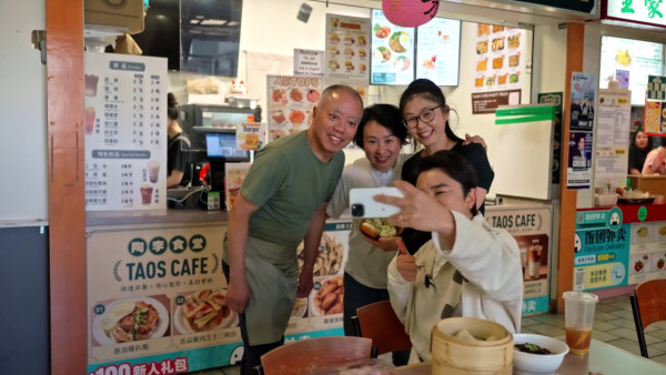 王祖蓝寻找“香港足迹”走访101年广东话学校 打卡史丹利公园“张国荣专属长椅”