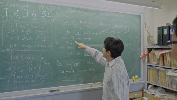 王祖蓝寻找“香港足迹”走访101年广东话学校 打卡史丹利公园“张国荣专属长椅”
