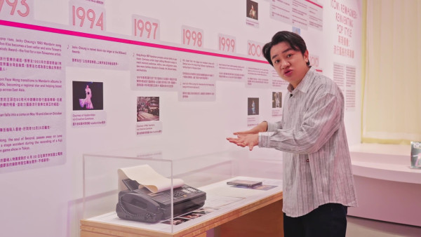 王祖蓝寻找“香港足迹”走访101年广东话学校 打卡史丹利公园“张国荣专属长椅”