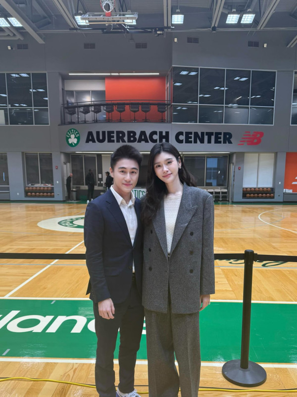 何猷君奚梦瑶补办中式婚礼晒顶级豪门财力!天价嫁妆22只巨型龙凤镯挂满身