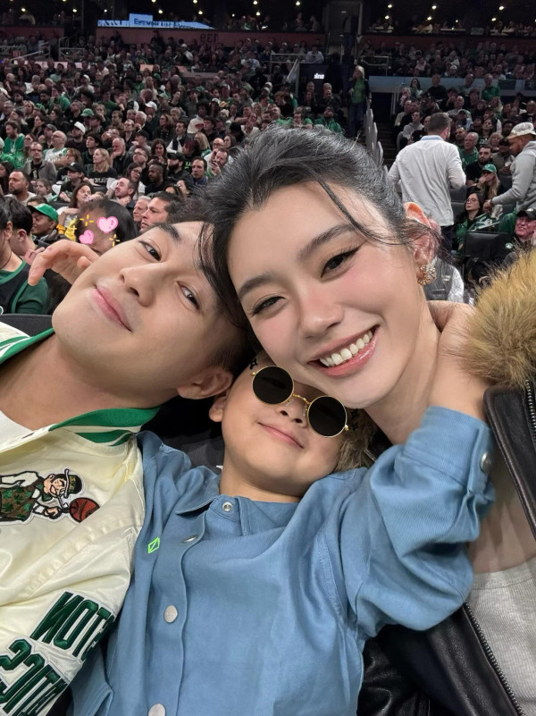何猷君奚梦瑶补办中式婚礼晒顶级豪门财力！天价嫁妆22只巨型龙凤镯挂满身