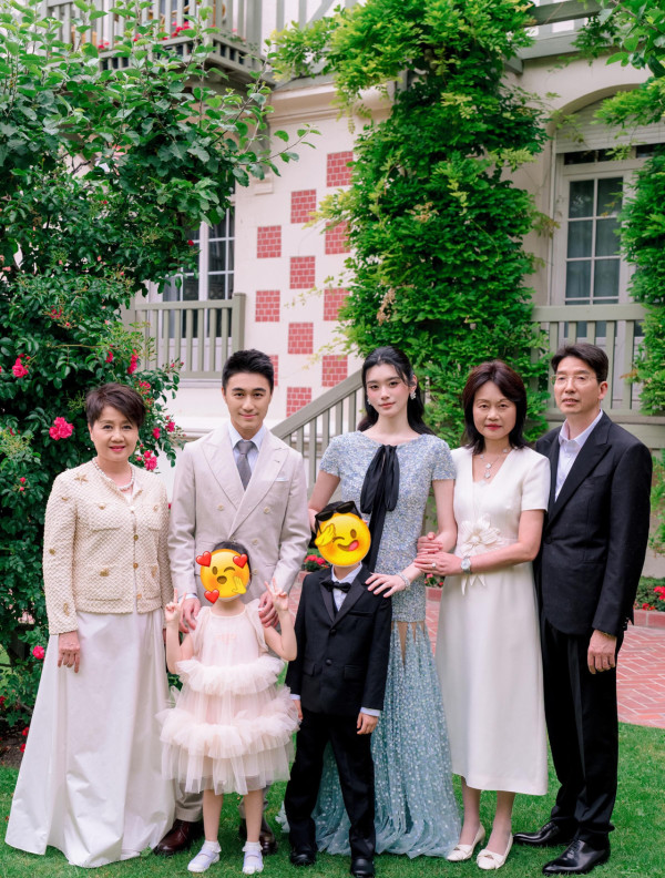 何猷君奚梦瑶补办中式婚礼晒顶级豪门财力！天价嫁妆22只巨型龙凤镯挂满身