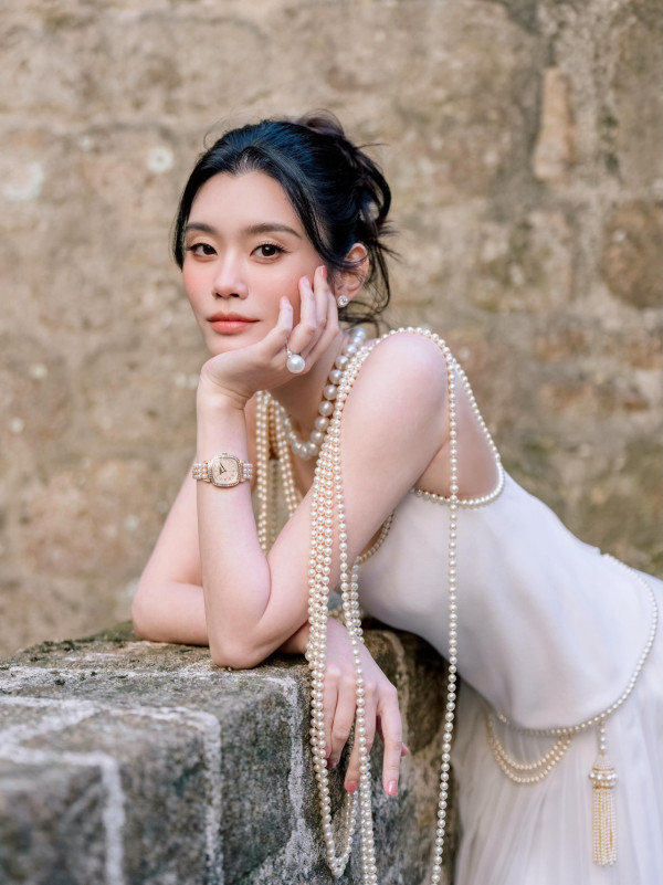 何猷君奚梦瑶补办中式婚礼晒顶级豪门财力!天价嫁妆22只巨型龙凤镯挂满身