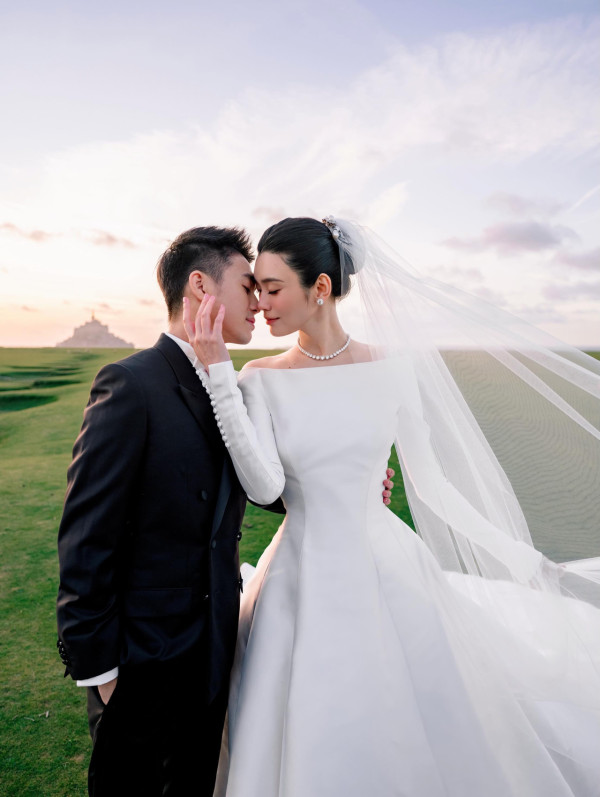 何猷君奚梦瑶补办中式婚礼晒顶级豪门财力!天价嫁妆22只巨型龙凤镯挂满身
