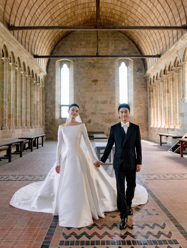 何猷君奚梦瑶补办中式婚礼晒顶级豪门财力!天价嫁妆22只巨型龙凤镯挂满身
