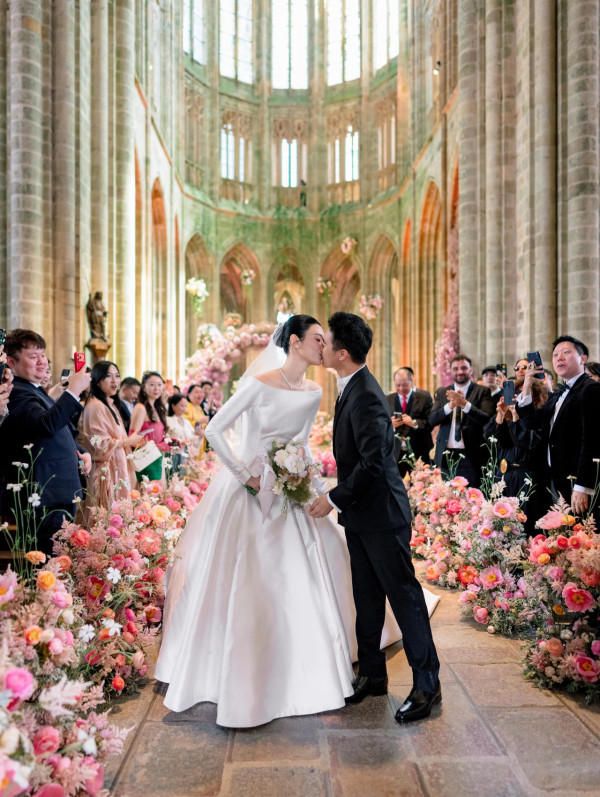何猷君奚梦瑶补办中式婚礼晒顶级豪门财力!天价嫁妆22只巨型龙凤镯挂满身