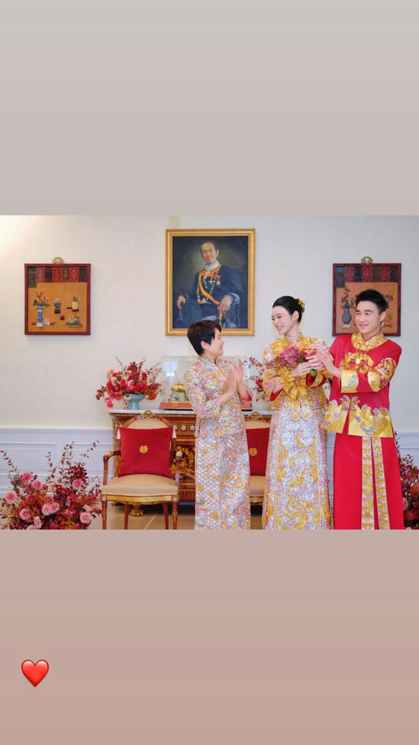 何猷君奚梦瑶补办中式婚礼晒顶级豪门财力!天价嫁妆22只巨型龙凤镯挂满身