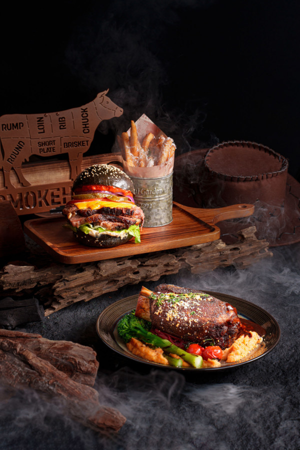 旺角美食｜Smokehouse Bar & Grill推10月限定木炭煙燻料理 必試雙層牛胸肉漢堡/打卡仙氣雞尾酒/煙燻拖肥香蕉