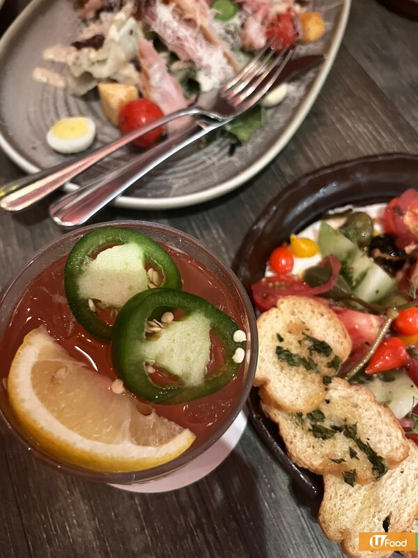 旺角美食｜Smokehouse Bar & Grill推10月限定木炭煙燻料理 必試雙層牛胸肉漢堡/打卡仙氣雞尾酒/煙燻拖肥香蕉