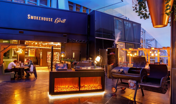 旺角美食｜Smokehouse Bar & Grill推10月限定木炭煙燻料理 必試雙層牛胸肉漢堡/打卡仙氣雞尾酒/煙燻拖肥香蕉