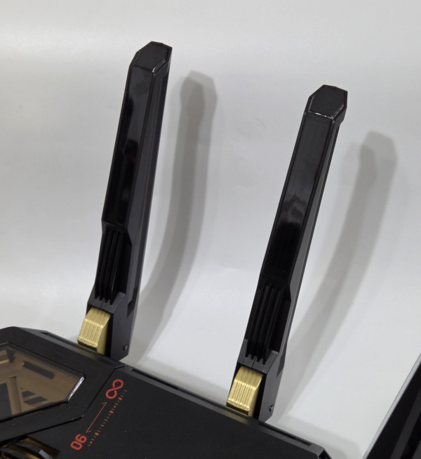 實測 ASUS ROG Rapture GT-BE98 Edition 20！ROG 玩家必入‧四頻 Wi-Fi 7 與雙 10G 介面！