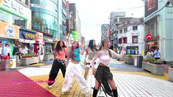 韩训成果超震撼!女团Honey Punch首尔街头唱跳《无糖饼干》舞步齐整吸爆路人