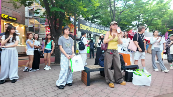 韩训成果超震撼!女团Honey Punch首尔街头唱跳《无糖饼干》舞步齐整吸爆路人