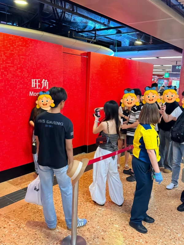 旺角站現「打卡牆」引內地客排隊熱潮! 內地網民盛讚港鐵貼心 港人揭搞笑真相