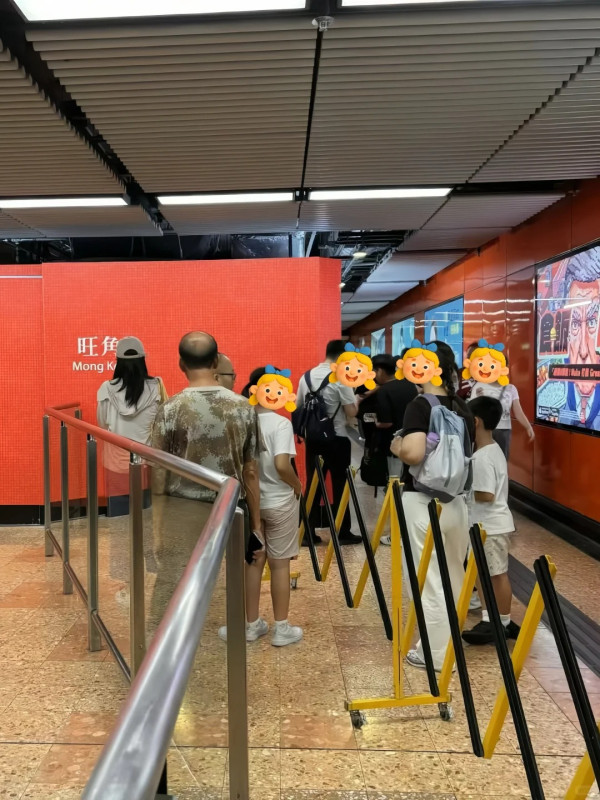旺角站現「打卡牆」引內地客排隊熱潮! 內地網民盛讚港鐵貼心 港人揭搞笑真相