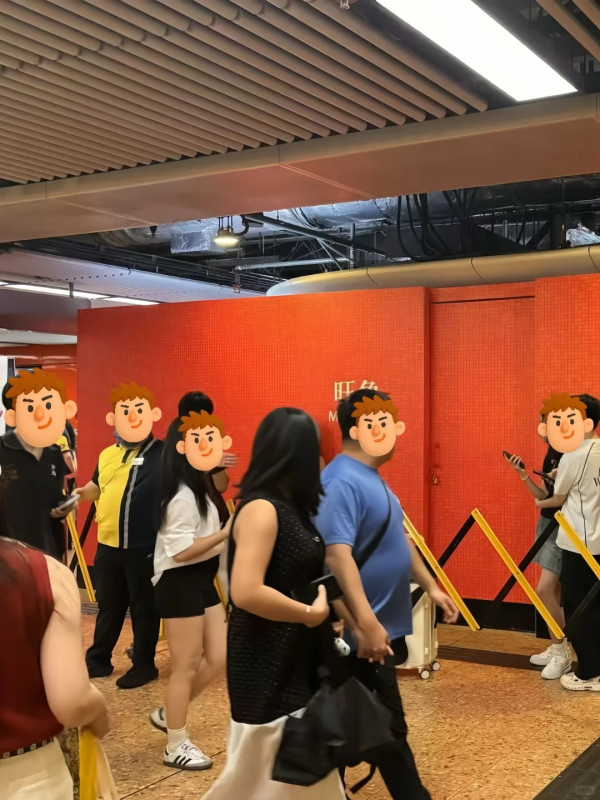 旺角站現「打卡牆」引內地客排隊熱潮! 內地網民盛讚港鐵貼心 港人揭搞笑真相
