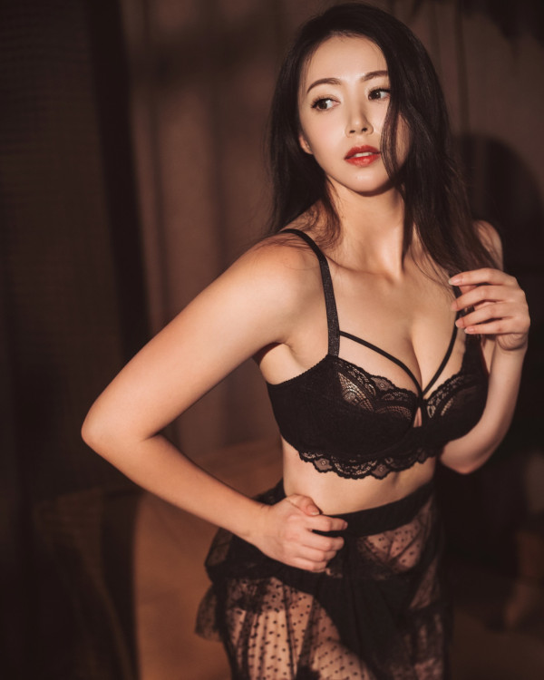 前TVB小花惊爆色狼导演摸大腿潜规则！装傻拒绝即遭爆粗问候，以后没得捞