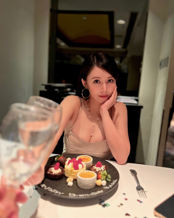 前TVB小花惊爆色狼导演摸大腿潜规则！装傻拒绝即遭爆粗问候，以后没得捞